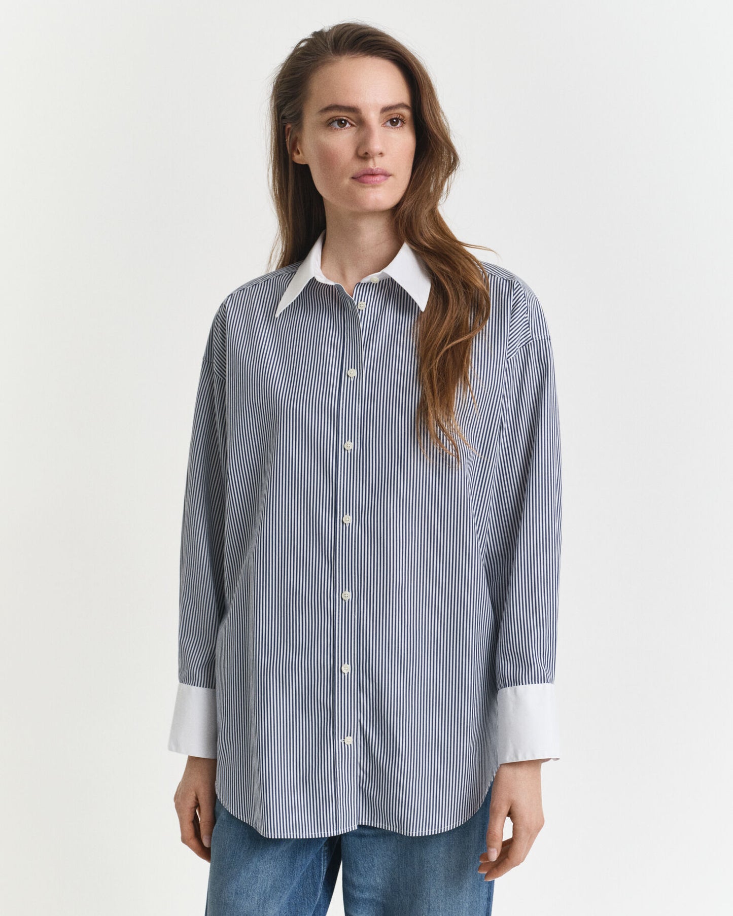 Oversized gestreiftes Hemd mit Kontrastkragen