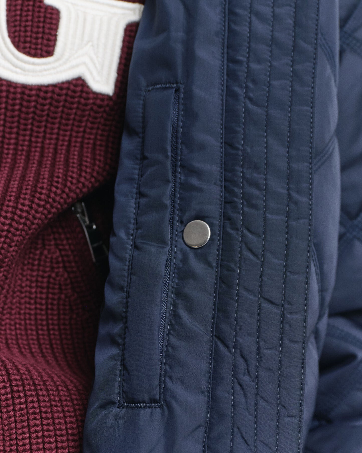 Veste matelassée à finitions en velours côtelé