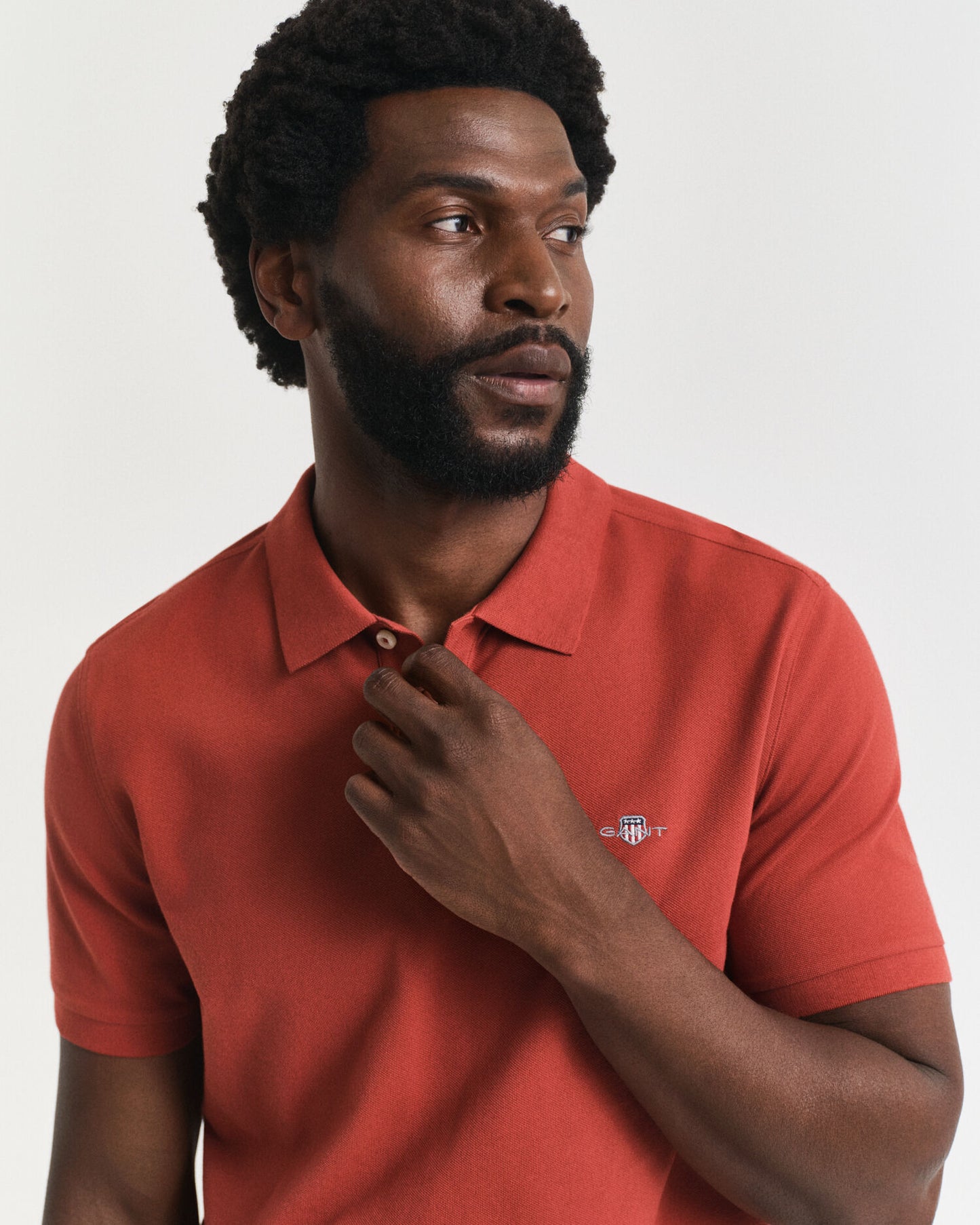 Polo piqué coupe droite avec écusson