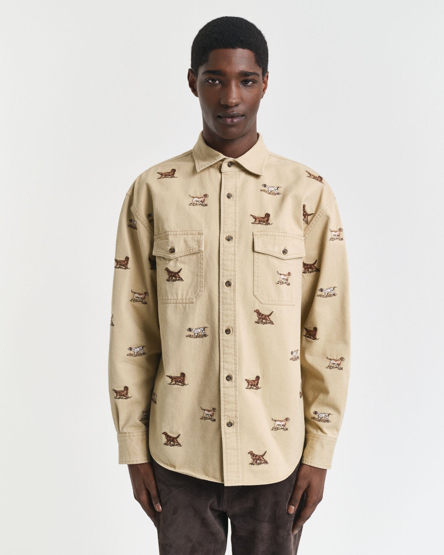 Leger geschnittenes Twill-Hemd mit Stickerei