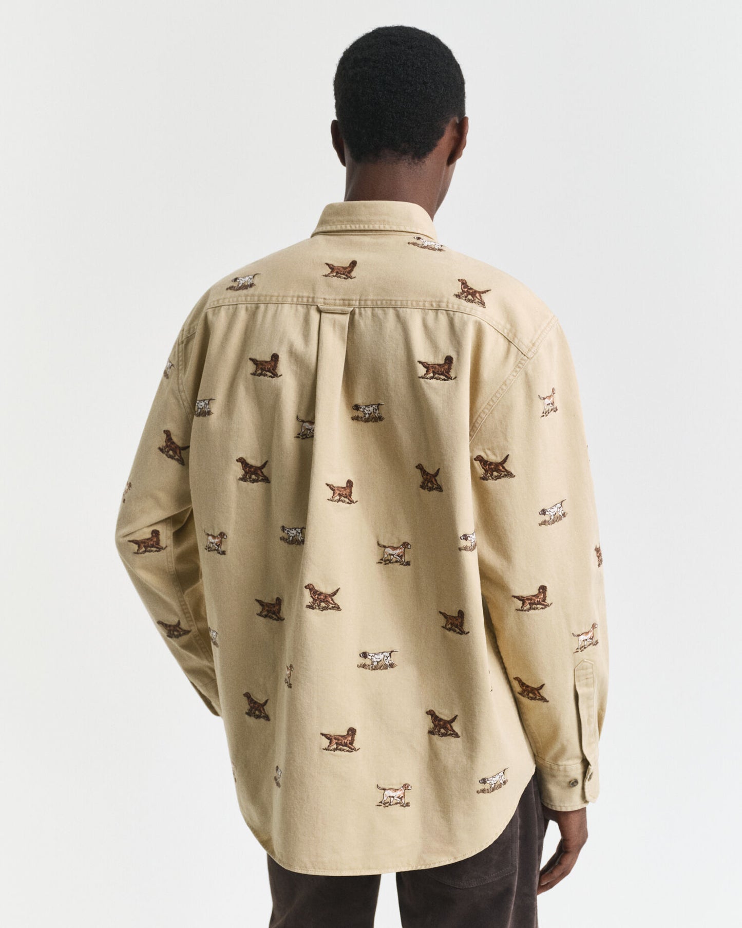 Leger geschnittenes Twill-Hemd mit Stickerei