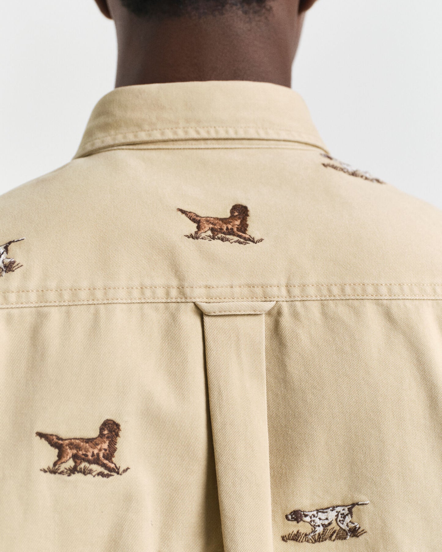 Leger geschnittenes Twill-Hemd mit Stickerei