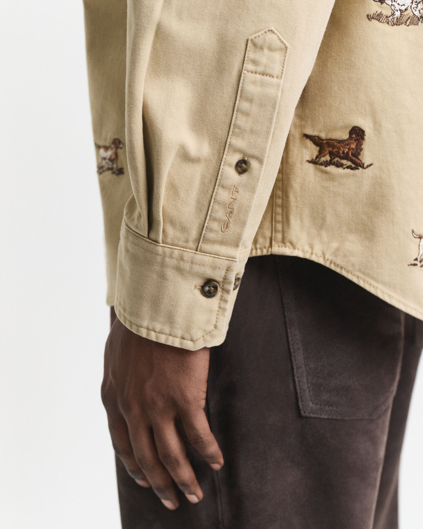 Leger geschnittenes Twill-Hemd mit Stickerei