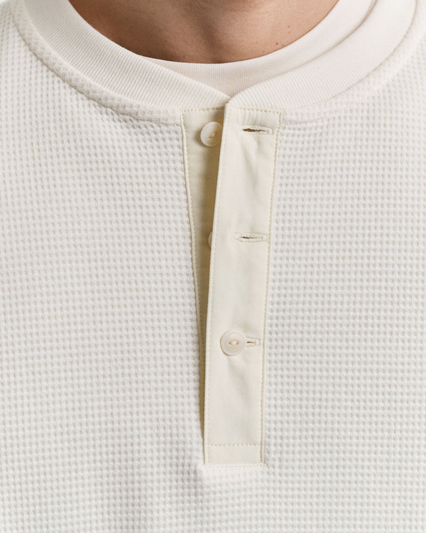 Langärmeliges Henley-T-Shirt mit Waffelstruktur