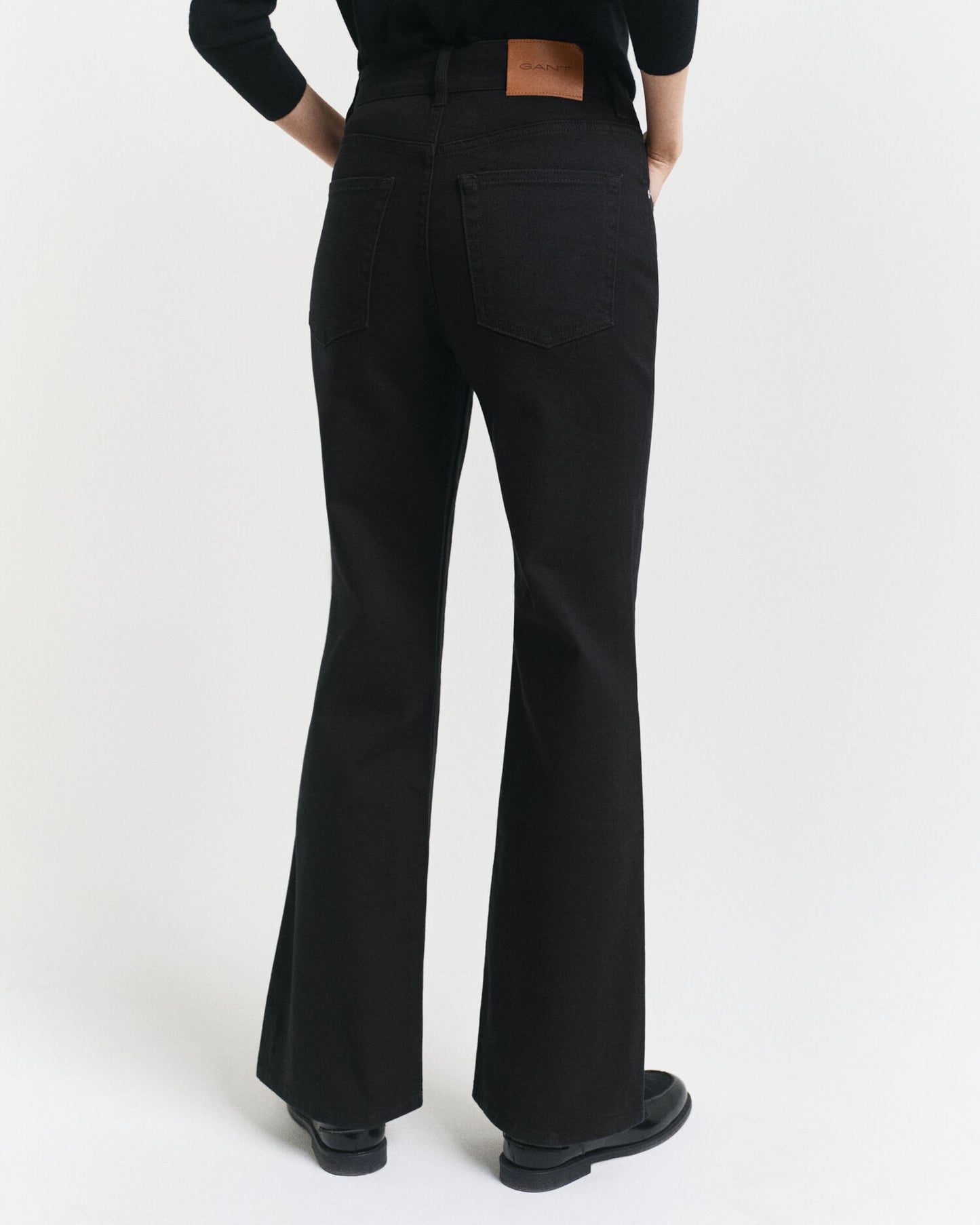Jean noir évasé ajusté